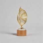 金メッキ金属トロフィー - ブナ木のアクセント付き金メッキ金属トロフィー - 金メッキ金属、ブナ木 - レーザー彫刻 - 斜めビュー