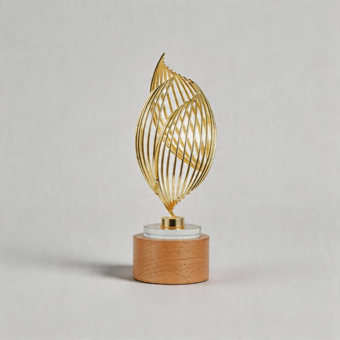 金メッキ金属トロフィー - ブナ木のアクセント付き金メッキ金属トロフィー - 金メッキ金属、ブナ木 - レーザー彫刻 - 斜めビュー