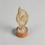 金メッキ金属トロフィー - ブナ木のアクセント付き金メッキ金属トロフィー - 金メッキ金属、ブナ木 - レーザー彫刻 - 上図