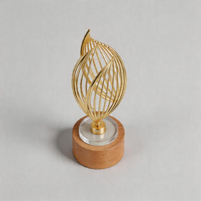 金メッキ金属トロフィー - ブナ木のアクセント付き金メッキ金属トロフィー - 金メッキ金属、ブナ木 - レーザー彫刻 - 上図