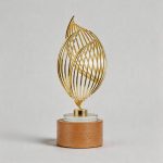 金メッキ金属トロフィー - ブナ木のアクセント付き金メッキ金属トロフィー - 金メッキ金属、ブナ木 - レーザー彫刻 - クローズアップ